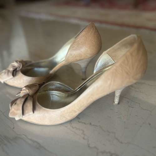 Handmade leather beige pumps like new, size 39