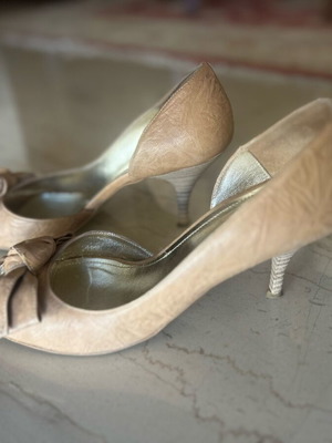 Handmade leather beige pumps like new, size 39