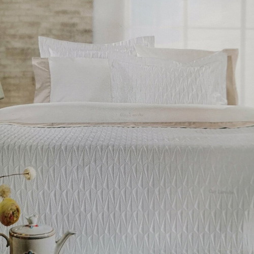 Guy Laroche bed sheet set with azur and silky border new
