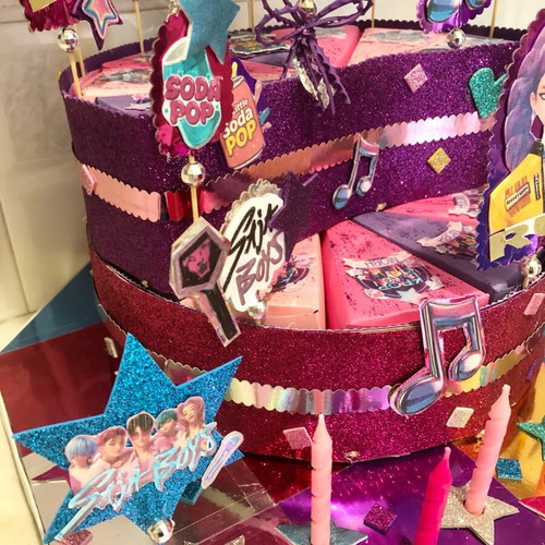 Huntrix Saja Boys Paper Cake new with lighting and birthday candles