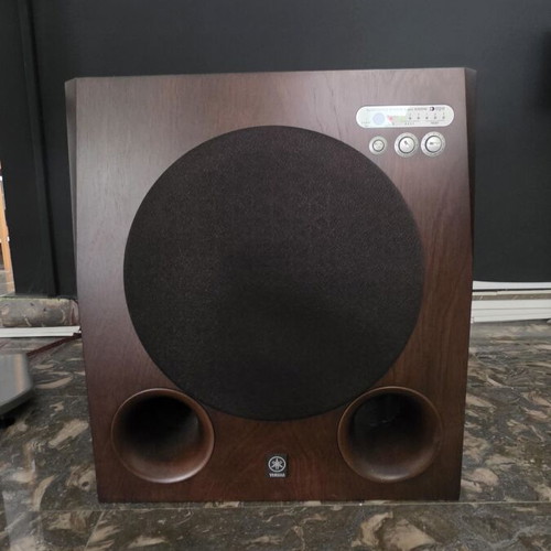 Yanaha Soavo 2 bookshelf speakers and subwoofer like new with stands
