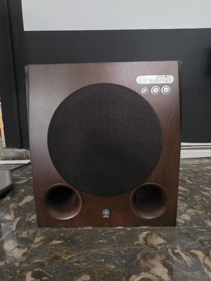 Yanaha Soavo 2 bookshelf speakers and subwoofer like new with stands