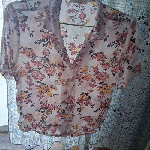 Floral summer shirt Small like new, short sleeve