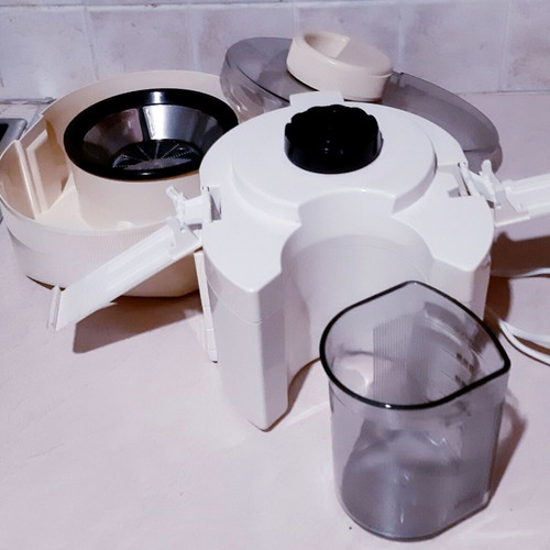 Kenwood JE600T centrifugal juicer 250 watt like new
