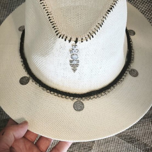 Hat like new, size L, unique design
