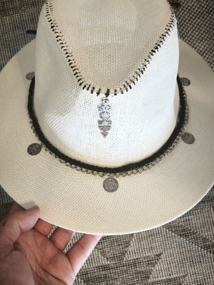 Hat like new, size L, unique design