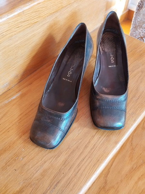 Vintage brown antique leather pumps used, size 39