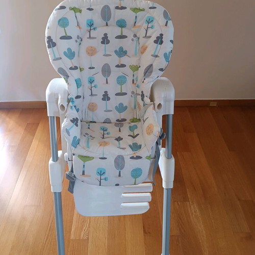 Folding baby feeding chair like new with wheels