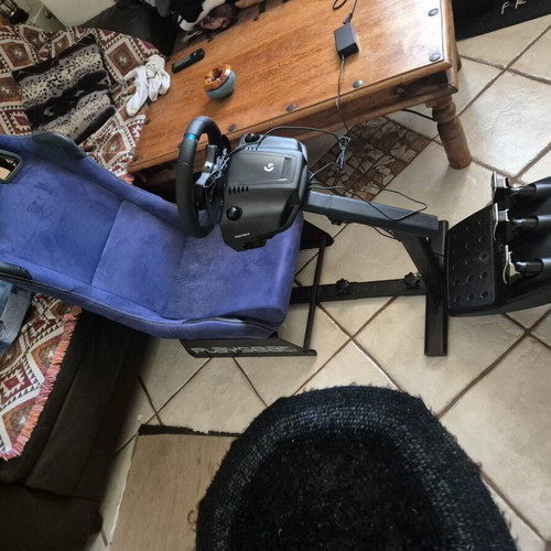Logitech G923 racing wheel with Playseat base and seat