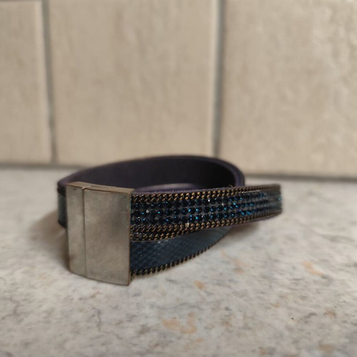 Bracelet with magnetic clasp used