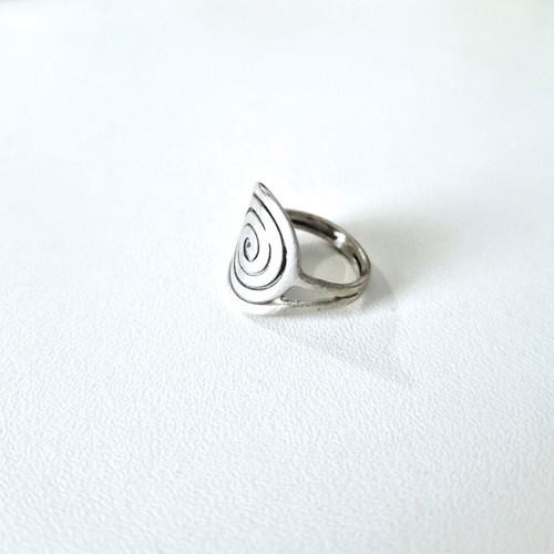 Silver s9.25 ring like new, silver color