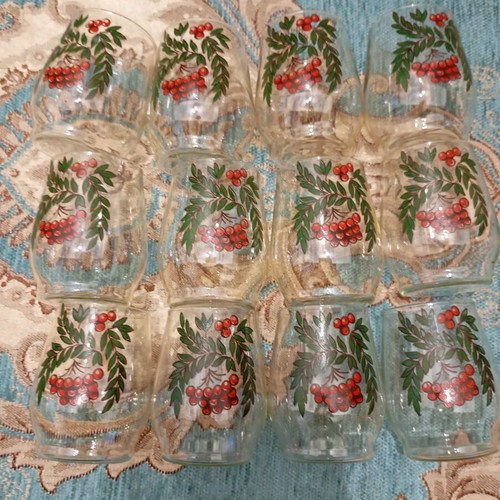 Vintage glass set of 12 with red berries and green leaves, like new