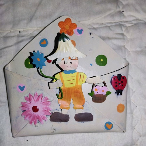 Metal note paper holder used with decorative design