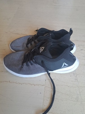 Reebok αθλητικά παπούτσια μέγεθος 39 μεταχειρισμένα, μαύρα και γκρι, καλοκαιρινά πανάλαφρα