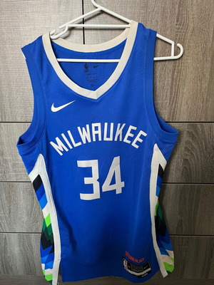 Milwaukee Bucks jersey like new Medium