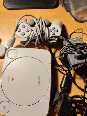 PlayStation (PS1) slim употребяван с всички кабели и дистанционно