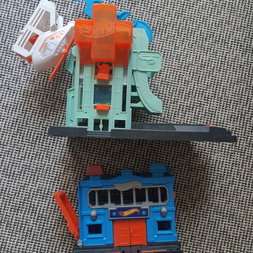 Hot Wheels City Bat Blitz Hospital and Police used