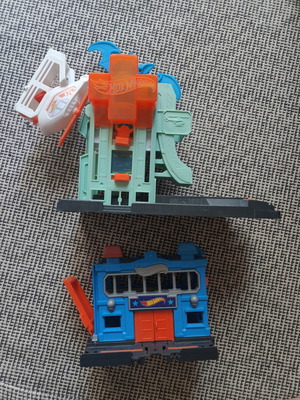 Hot Wheels City Bat Blitz Hospital and Police used