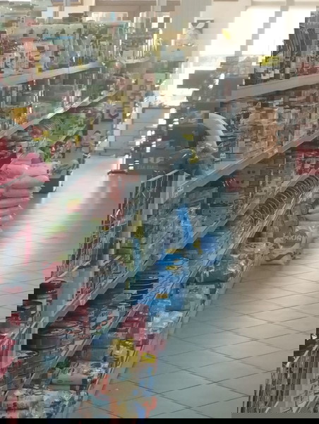 επιχειρηση Super Market, στο κεντρο της ΚΥΠΑΡΙΣΣΙΑΣ, κοντα στο Δημαρχειο και τα Δικαστηρια.