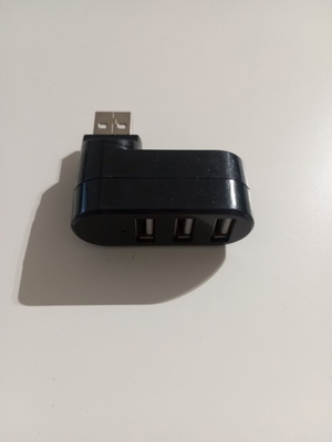 USB hub with 3 rotating ports for device charging