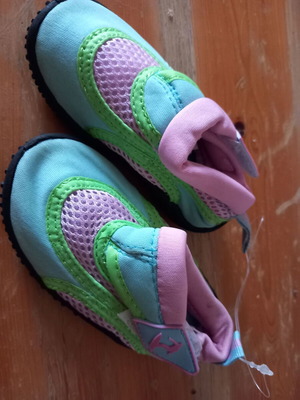 Mare children's beach shoes new, sizes 22, 24 & 26, pink and turquoise
