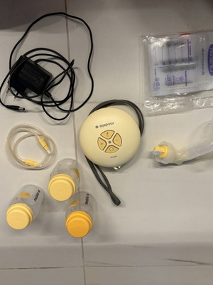 Medela Swing breast pump like new with accessories
