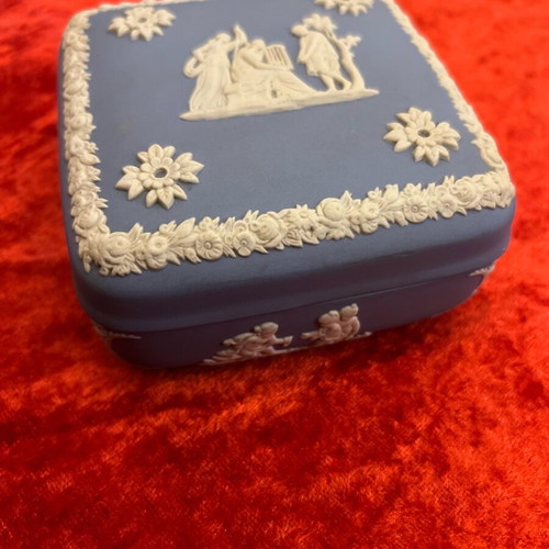 Wedgwood Jasperware porcelain box like new