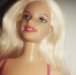 1 κούκλα Barbie 1998 και ρούχα παπούτσια
