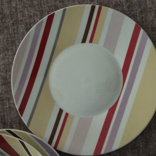 Set of 4 plates, 2 large platters and 2 deep salad bowls like new