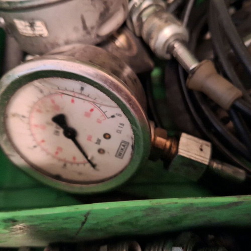 Oil pressure measuring instruments used, manometers