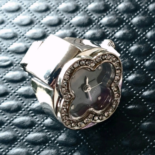 Four-leaf clover ring watch with crystals and black dial like new