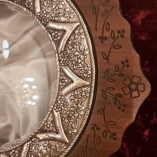 Παραδοσιακή ξύλινη στεφανοθήκη με επάργυρο ανάγλυφο πλαίσιο