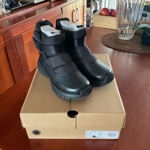 Ugg ankle boots size 39 black like new