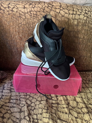 Kendall + Kylie athletic boot like new, black, size 42