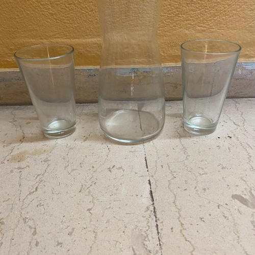 Carafe with two glasses like new