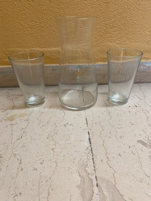 Carafe with two glasses like new