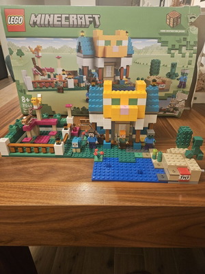Lego Minecraft The Crafting Box 4.0 (21249) set