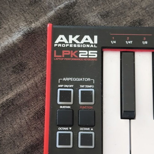 Akai LPK-25-MK2 midi keyboard like new
