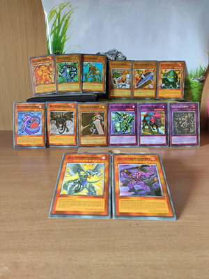 Yu-Gi-Oh! card set like new, 14 cards including Genesis Vampire