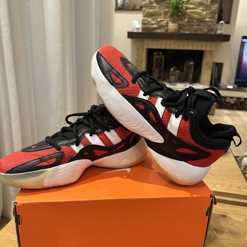 Adidas Trae Unlimited 2 Low basketball shoes like new, size 44