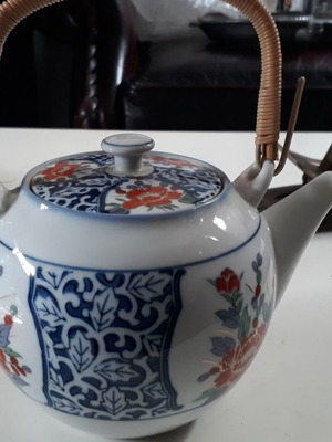 Old porcelain Chinese teapot used, height 17cm, diameter 12cm