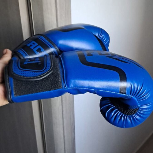Force1 8 OZ boxing gloves like new, kids size