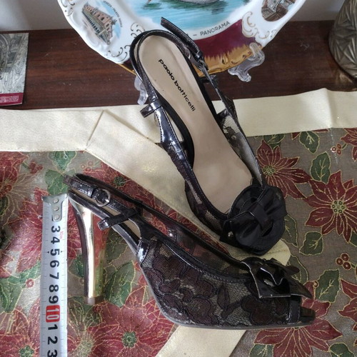 Women's leather and lace Italian pumps like new, black