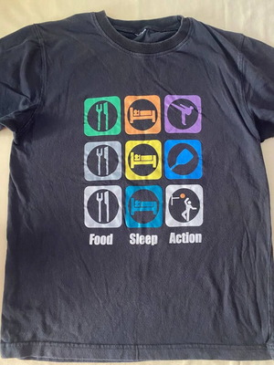 Μπλούζα παιδική με print “Food Sleep Action” μεταχειρισμένη, μαύρη