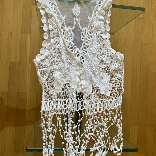 Lace vest Bershka like new, white with tulle and fringes