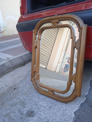 Καθρέπτης τοίχου 67 εκ. ύψος x 45 εκ. πλάτος.