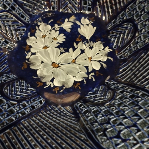 Decorative platter used in blue tone