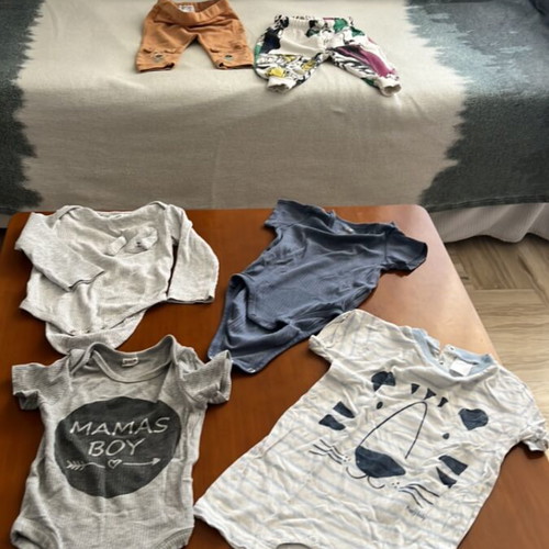 Baby bodysuits and pants 9 to 12 months like new, set of 8 pieces
