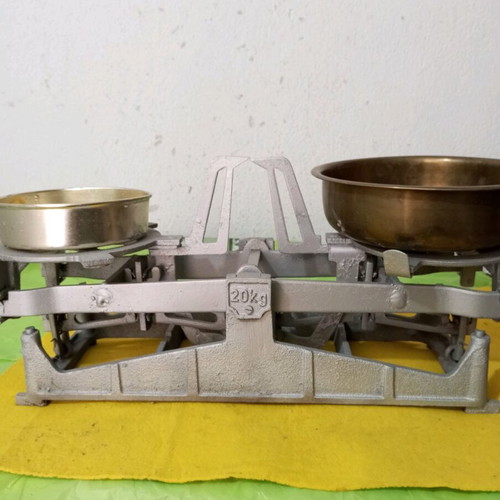 Old grocery store scale used