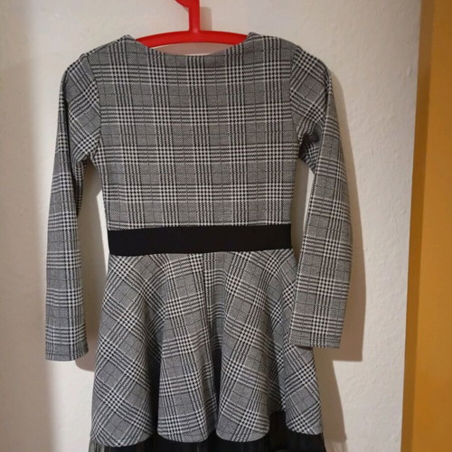 Dress black gray checkered with pleats and sleeve like new, 140 cm